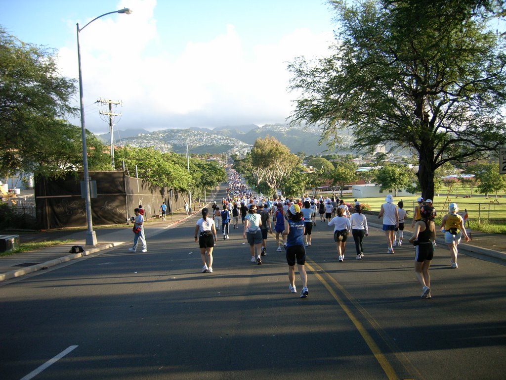 Runners on the Honolulu Marathon course